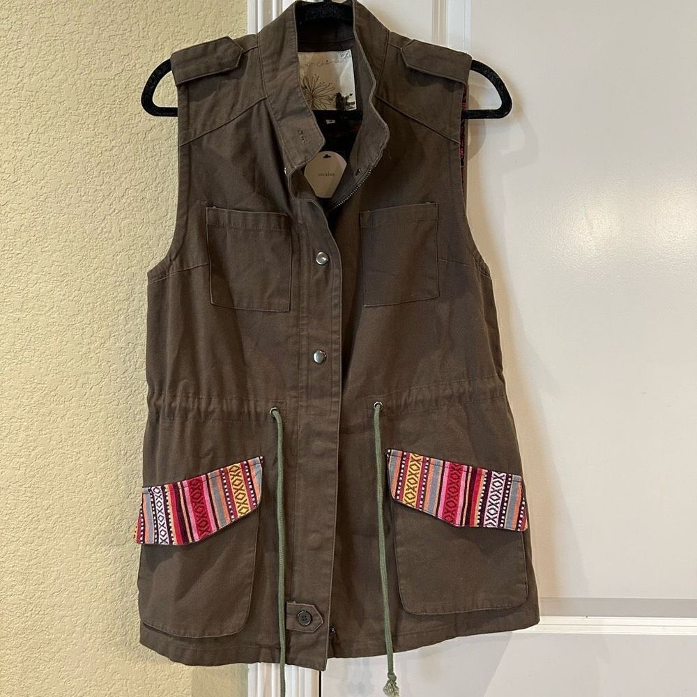 En Crème olive cargo‎ vest with multi colored pocket size medium NWT